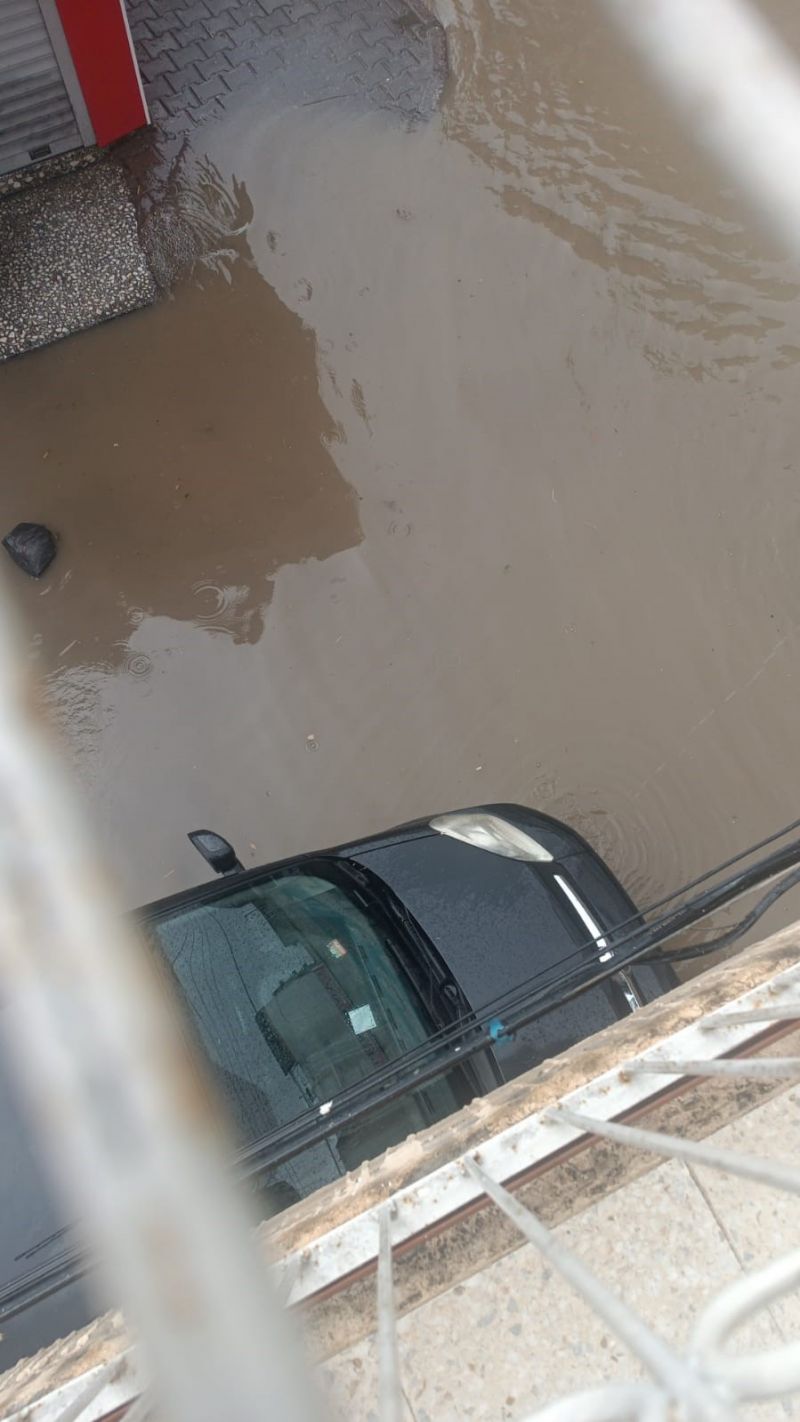 Her yağmurda evini su basan vatandaş belediyeye isyan etti