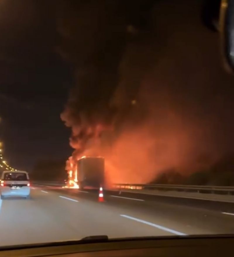 Otoyolda tır alev alev yandı