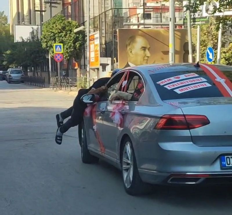 Gelin aracının önünü kesti, 50 TL aldı, beğenmedi