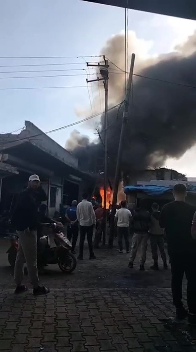 Adana’da hurdacı dükkanı alevlere teslim oldu