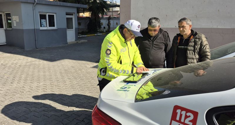 Kaskla servis aracının camını kıran motosikletlinin ehliyetine el konuldu