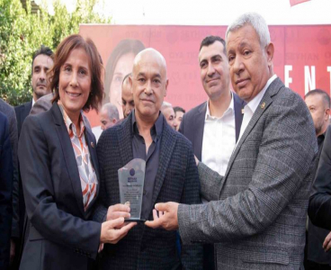 Seyhan Belediyesi Kent Lokantalarında “Askıda Yemek” uygulamasına bağış yapan iş insanlarına plaketli teşekkür