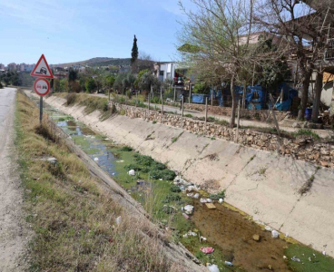 Adana’da sulama kanalları çöplüğe döndü