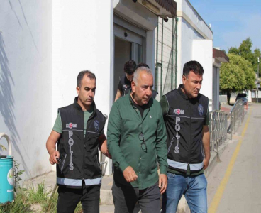 Seyhan Belediye Başkanı ile kocası da gözaltına alındı