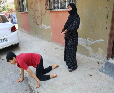 Enes’in tekerlekli sandalyesi çalındı şimdi emekleyerek geziyor