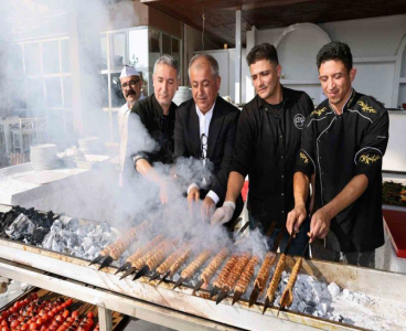 Tescilli Adana Kebabı Ustalık Eğitimini 12’si kadın 50 kursiyer başarıyla tamamladı