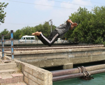 Adana yanıyor, sulama kanalları doluyor
