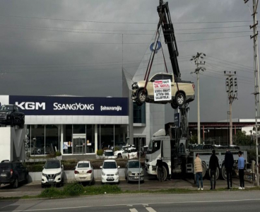 Kamyoneti vinç ile asıp firma önünde eylem yaptı