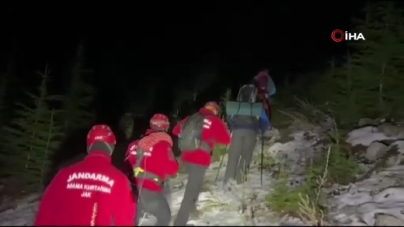 Karla kaplı dağa tırmanıp mahsur kalan 3 arkadaş kurtarıldı